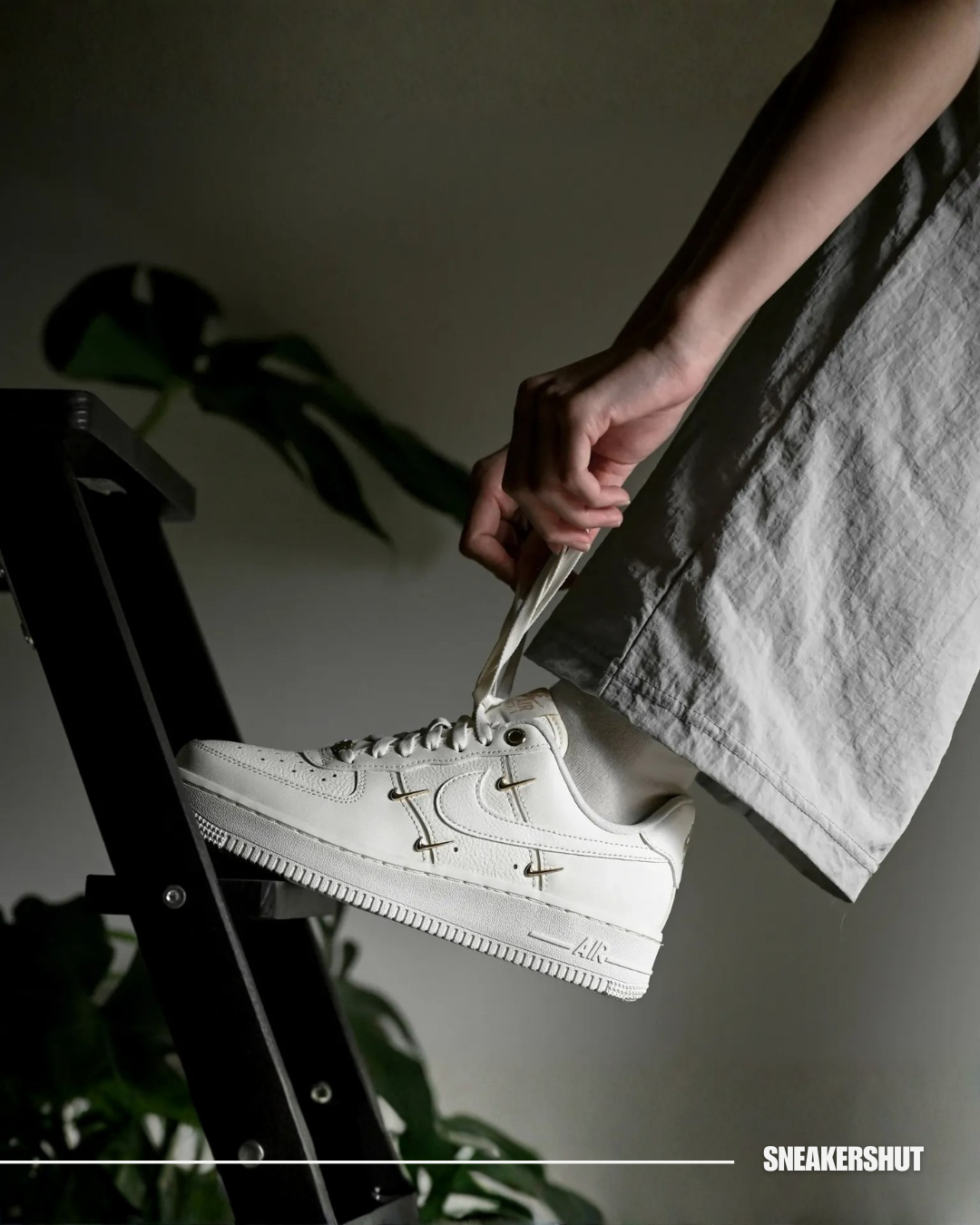 Nike Air Force 1 '07 LX Low Mini Swoosh - Metallic Gold