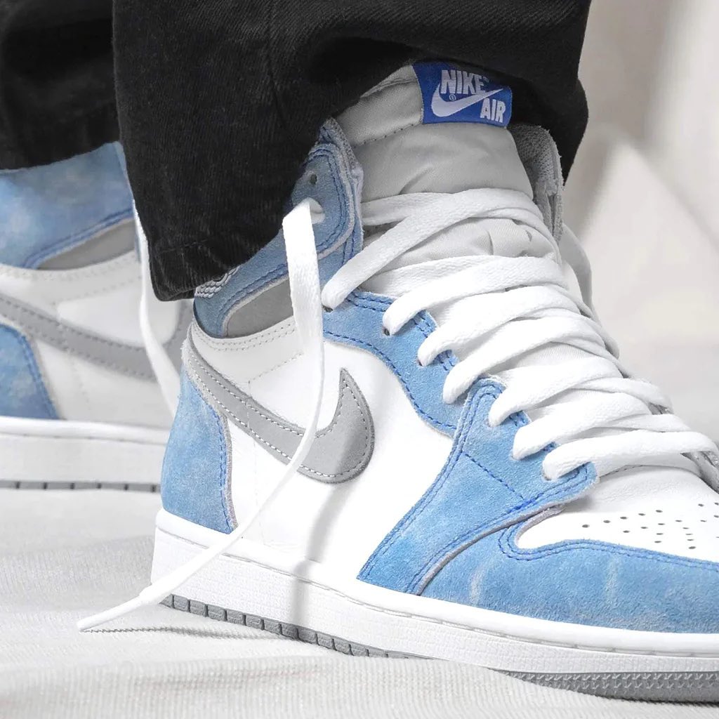 Air Jordan 1 Retro High Hyper Royal Smoke Grey
