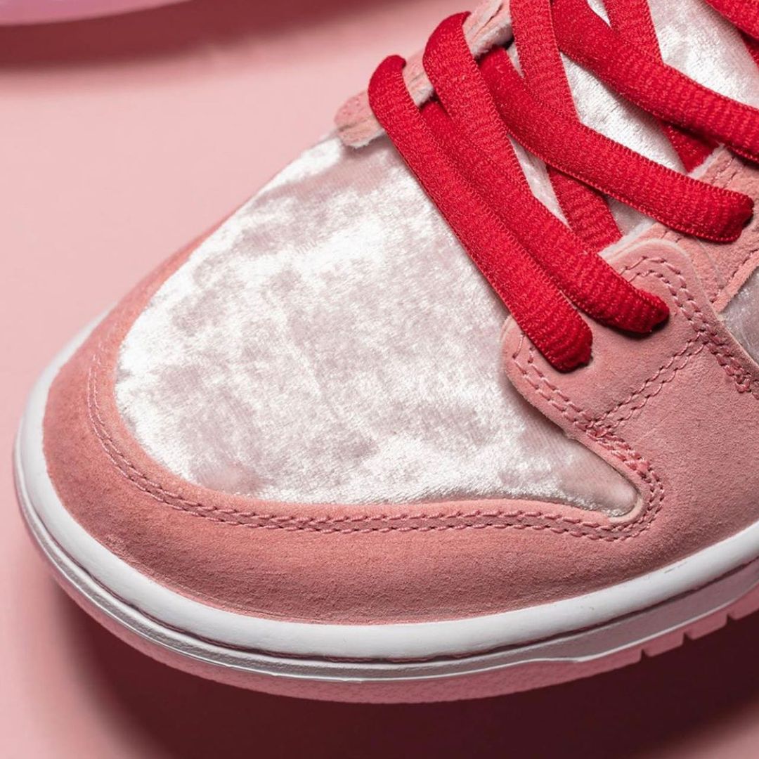 Nike SB Dunk Low Strange Love