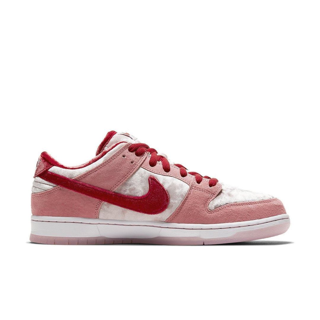 Nike SB Dunk Low Strange Love