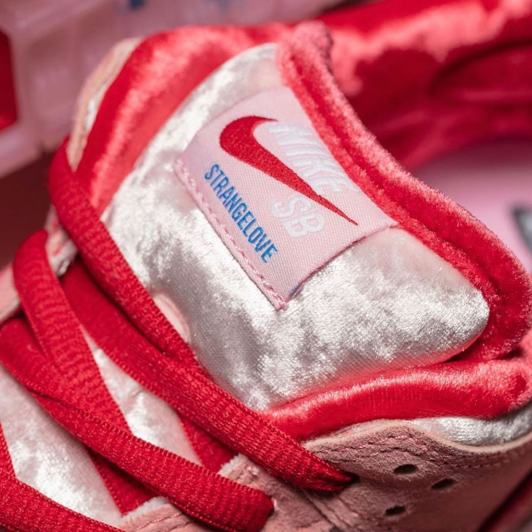 Nike SB Dunk Low Strange Love