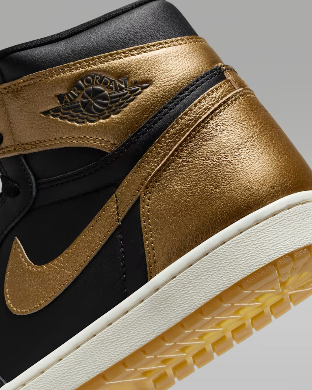 Air Jordan 1 Retro High OG ‘Black & Gold