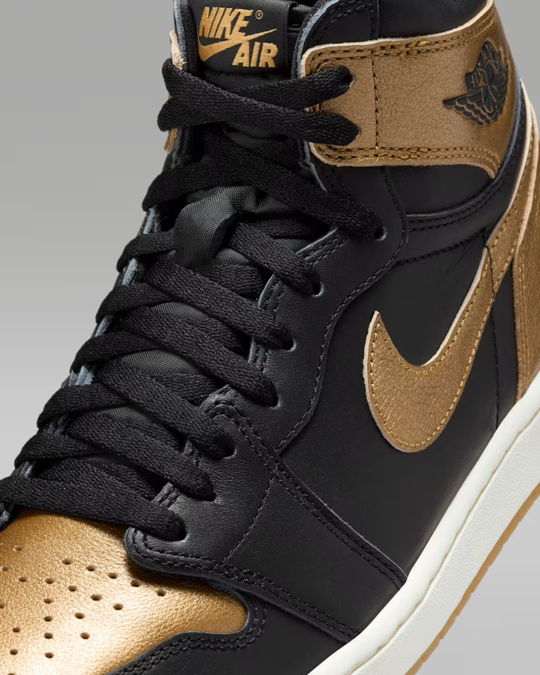 Air Jordan 1 Retro High OG ‘Black & Gold