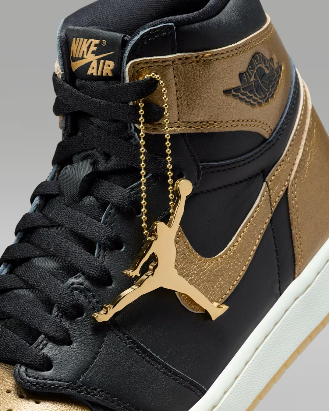Air Jordan 1 Retro High OG ‘Black & Gold